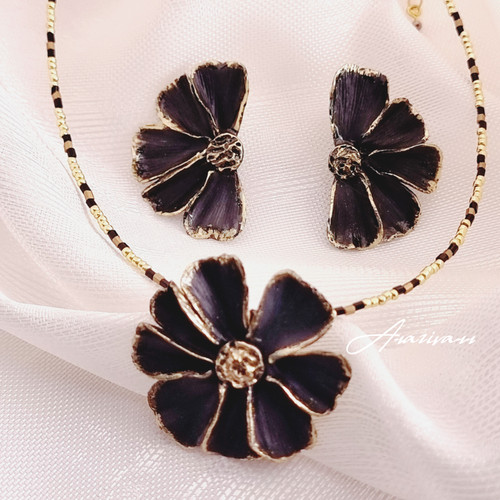 گوشواره و گردنبند بابونه مشکی دور طلایی