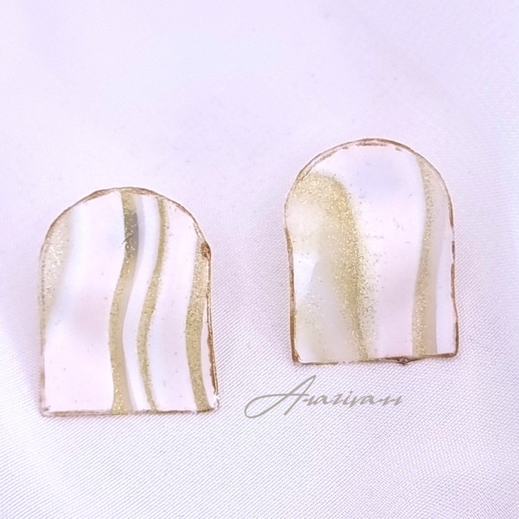 گوشواره دفرمه گنبدی پلیمری دستساز کوچک سفید فوق العاده سبک